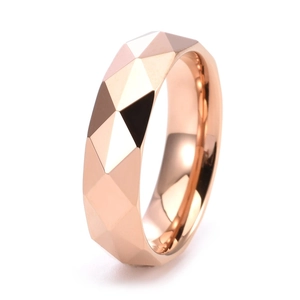 Anello in tungsteno oro rosa con sfaccettature geometriche e finitura lucida