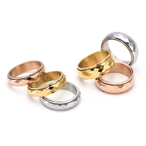 Diamond-cut spinning rings in gold, rose gold and silver colors with matte inner band