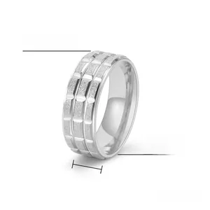 Gros plan d'une bague en acier de 8mm avec texture sablée et finition polie élégante