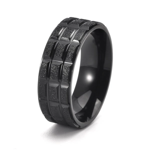 Bague noire pour homme en acier inoxydable avec motif à trois rangées et fini mat