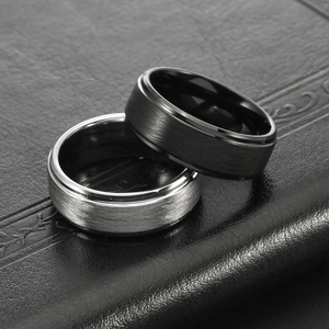 Détail macro de bagues en tungstène brossé mat de 8mm avec bords étagés noirs et argentés