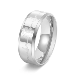 Dettaglio ravvicinato dell'anello medico in argento con Stella della Vita ed elettrocardiogramma