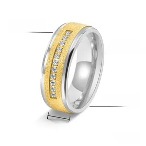 Détail de bague en titane 8mm bicolore avec insert doré sablé et sertissage de zircons