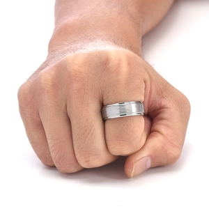 Détail d'une bague pour homme 8mm en tungstène avec centre brossé et bordures polies