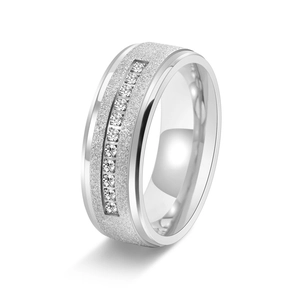 Bague 8mm en acier titane avec finition sablée dorée et oxydes de zirconium sertis