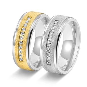 Bagues de couple 8mm en acier titane avec finition givrée et zircons incrustés