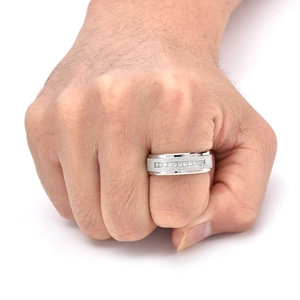 Détail d'une bague homme en acier titane mat avec une rangée de pierres en zircone