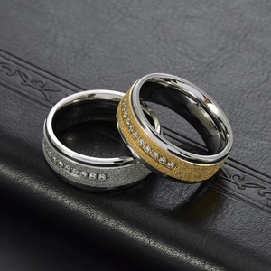 Bague de 8mm en acier titane avec finition sable givré et cristaux incrustés pour hommes