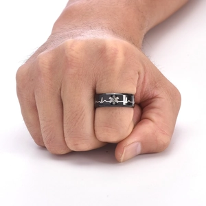 Dettaglio anello nero uomo 8mm con simbolo medico Stella della Vita e linea del battito