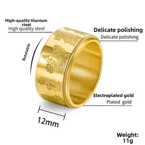 Gros plan d'une bague rotative en acier titane 12mm plaqué or avec gravure en relief