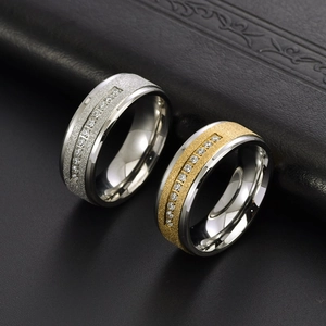 Bagues de couple 8mm en acier titane avec finition sablée et cristaux incrustés