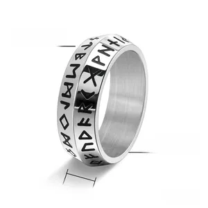 Makro-Detail des 8mm Wikinger-Runenrings aus Titanstahl mit schwarzen nordischen Symbolen