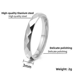 Dettaglio dell'anello geometrico a rombi da 3mm in acciaio argentato lucido superiore