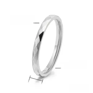 Dettaglio di un anello sottile da 2 mm in acciaio inossidabile con sfaccettature