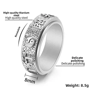 Détail d'une bague rotative yin yang en acier titane avec motif gravé de 8mm