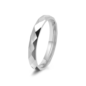 Dettaglio macro di anello geometrico argento con superficie lucida e tagli a rombo