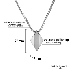 Détail macro du pendentif géométrique en acier tungstène 25mm x 15mm avec sa chaîne