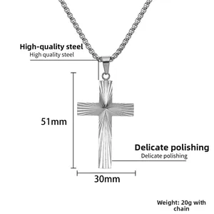 Détail du pendentif croix en acier inoxydable argenté avec dimensions de 51mm par 30mm