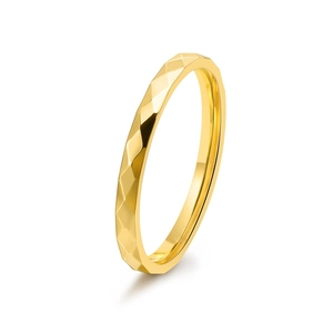 Primo piano di anello in oro 18 carati con motivo geometrico a rombi e finitura sfaccettata