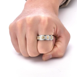 Vue détaillée de la bague rotative pour homme en acier avec caractères dorés en relief