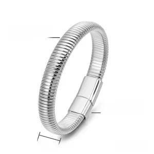 Dettaglio del bracciale in acciaio al titanio argento 12mm con finitura lucida