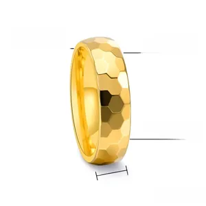 Detailansicht eines 6mm Gold-Wolfram-Rings mit gehämmerter Wabenstruktur-Oberfläche