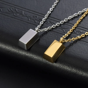 Colliers pendentifs barres polies or et argent avec chaîne en O sur cuir noir