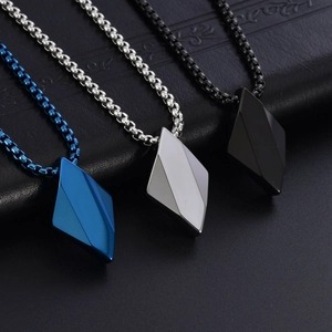 Trois pendentifs géométriques en acier tungstène en bleu, argent et noir mat