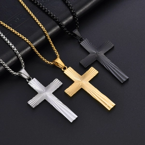Colliers avec pendentif en croix or, argent et noir avec gravure de rayons lumineux
