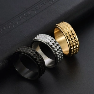 Detail view of 8mm wide rotating stainless steel rings with 3-row pyramid stud texture
