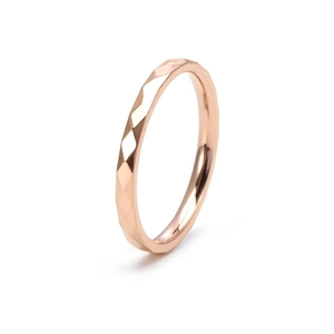 Dettaglio dell'anello sottile in acciaio inossidabile oro rosa con sfaccettature