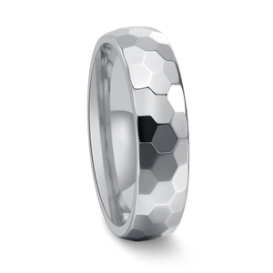 6mm silberner Wolframring mit geometrischen Hexagon-Waben-Facetten in Seitenansicht