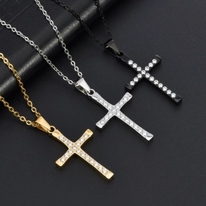 Kreuzanhänger-Halsketten in Gold, Silber und Schwarz mit funkelnden Kristallen