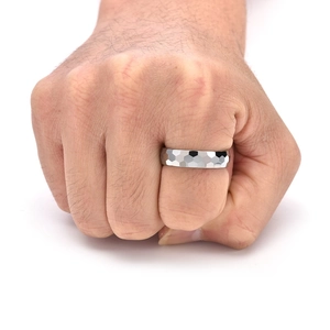 Makroaufnahme von 6mm Silber-Wolframring mit geometrischer Sechseck-Wabenstruktur