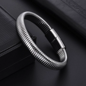 Bracciale punk in acciaio al titanio argento con chiusura magnetica e maglia strutturata