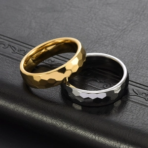 Set aus 6mm breiten Wolframringen in Gold und Silber mit gehämmerter Oberfläche und Innenring