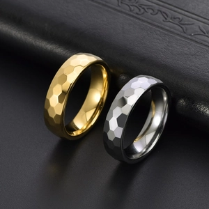 6mm Wolframstahl-Partnerringe mit geometrischem Waben-Facettendesign in Gold und Silber-Optik