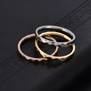 Anelli geometrici sfaccettati in oro, argento e oro rosa per un look minimalista impilabile