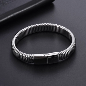 Dettaglio del bracciale punk in acciaio al titanio con chiusura magnetica e maglia lucida