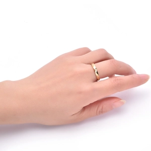 Dettaglio dell'anello geometrico in oro 18K con superficie sfaccettata e riflessi lucidi