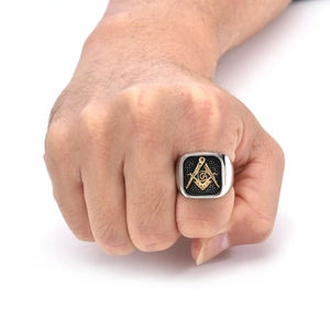 Détail d'une chevalière maçonnique avec symbole G doré sur base en émail noir brillant