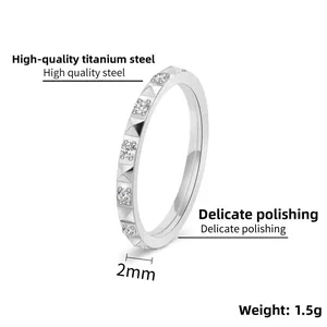 Détail de la bague pyramide en acier titane 2mm avec zircons et finition polie