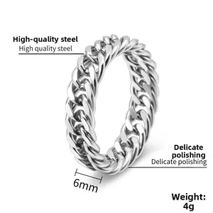 Detailaufnahme des 6 mm polierten kubanischen Gliederkettenrings aus Titanstahl