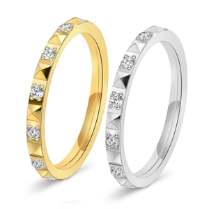 Bague pour femme en acier titane plaqué or 18K avec clous pyramides et zircons ronds