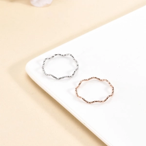 Modern Minimalist Stainless Steel Wave Ring For Women Hammered Texture Electroplated Rose Gold Silver Thin Finger Ring Jewelry
