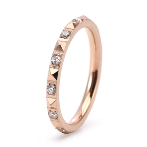 Bague pour femme en or rose avec clous pyramides et zircons ronds style moderne