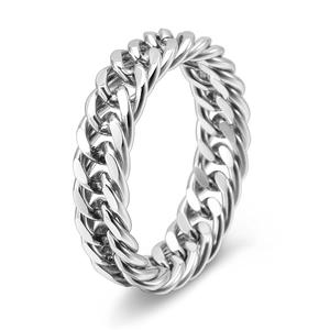 Detailaufnahme der silbernen Panzerketten-Struktur und Handwerkskunst des Punk-Rings