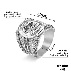 Détail macro de la bague aigle punk en acier argenté avec largeur de 23 mm et texture