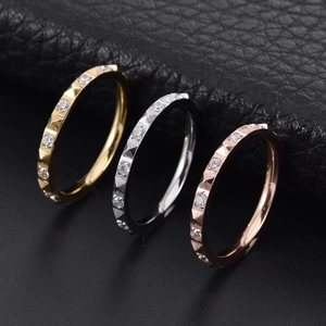 Bagues tricolores à clous pyramidaux et zircons sur fond de cuir noir élégant
