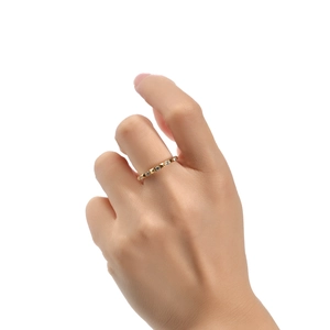 Détail d'une bague pyramide plaquée or 18K avec diamants portée au doigt